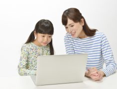 親子がパソコンを操作している写真