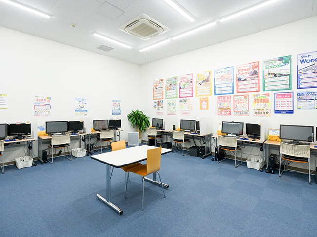 PCが数台設置された教室