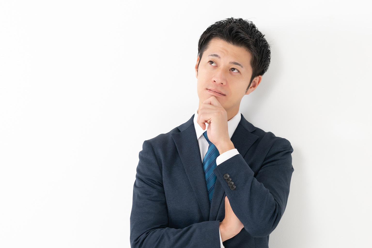 疑問を抱いているサラリーマン