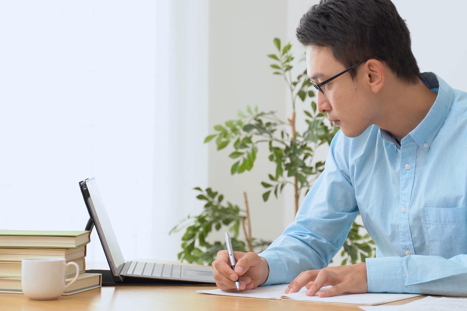 真剣な表情で勉強する男性