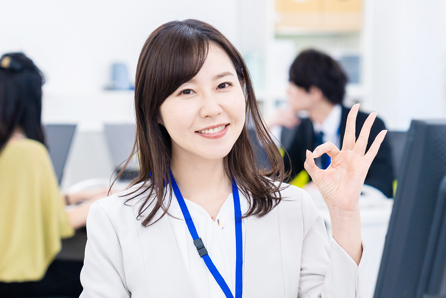 指で丸を作っている女性会社員