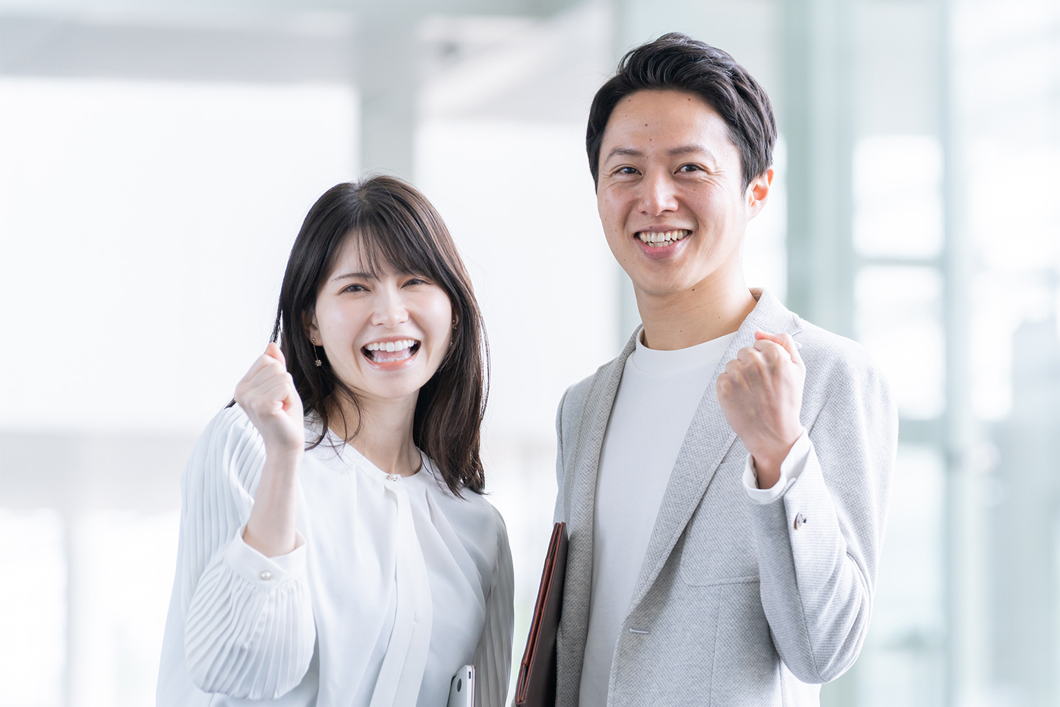 社会人二人が並んでガッツポーズをしている