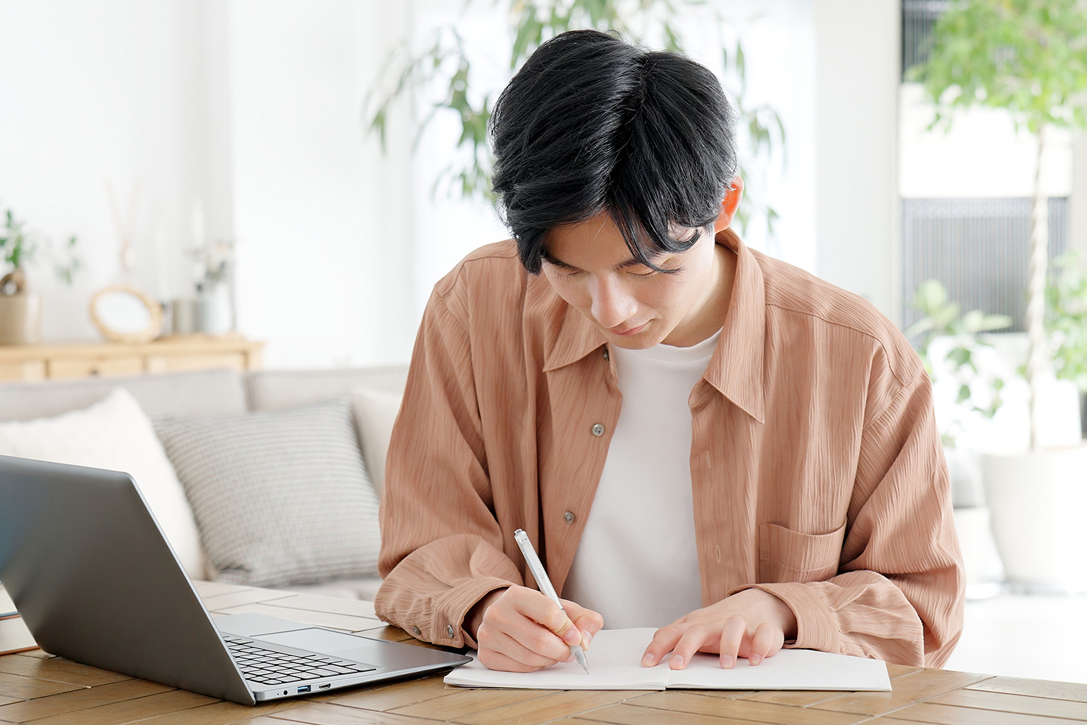 家で勉強をしている男性