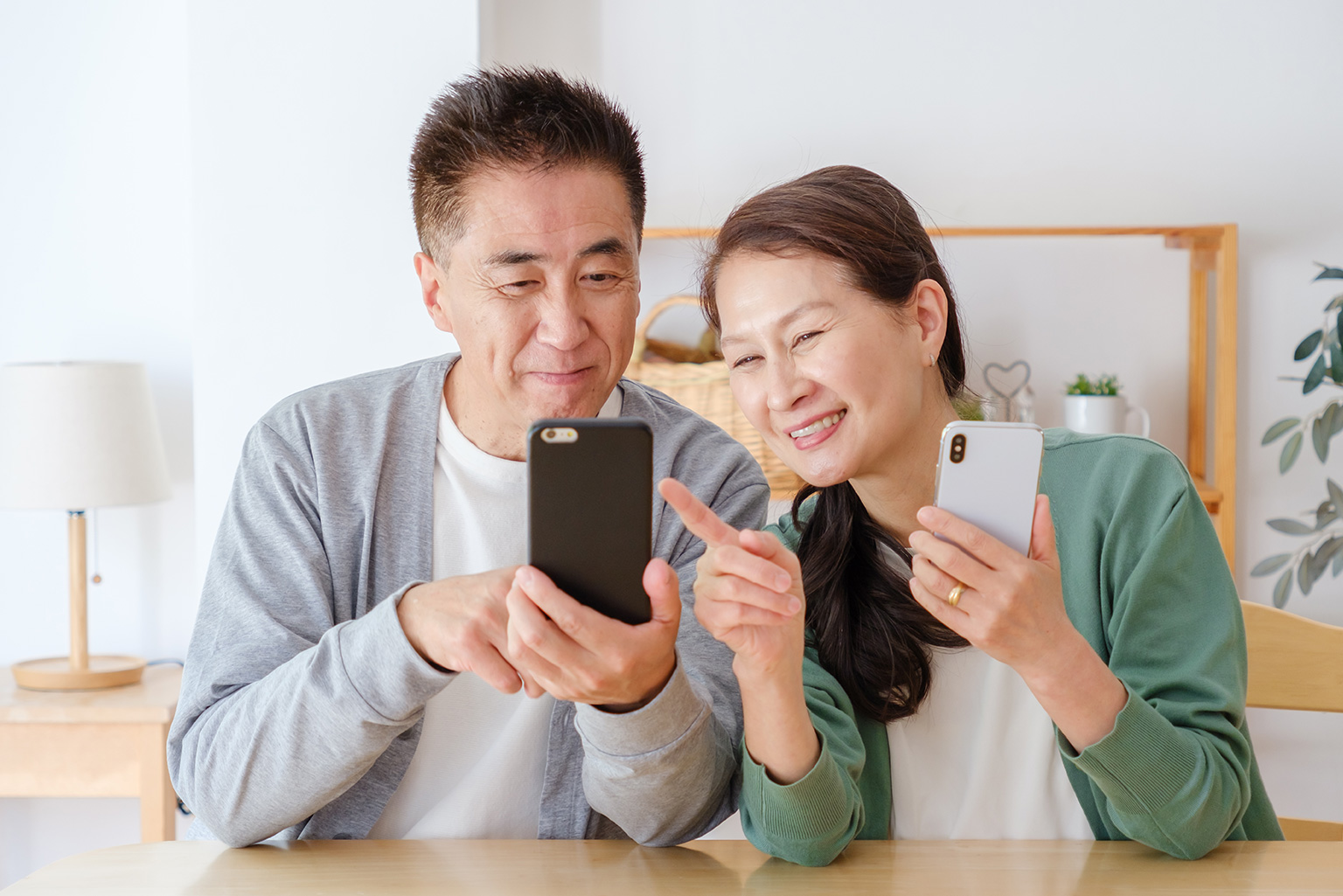 夫婦でスマホを使っている
