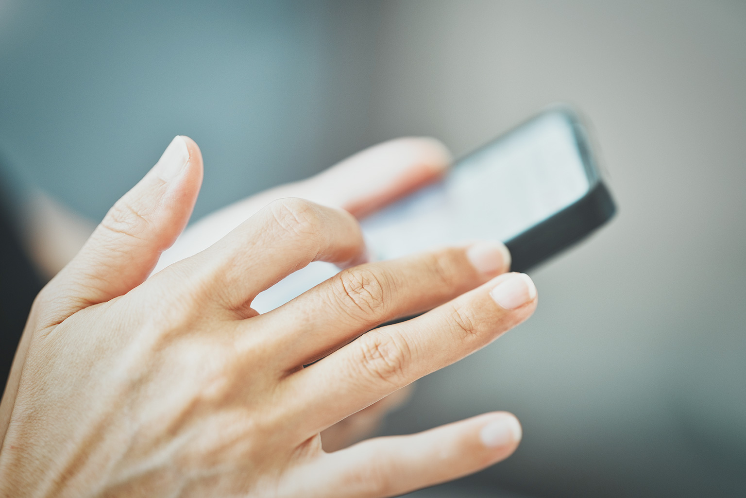 スマホ操作をしている男性の手
