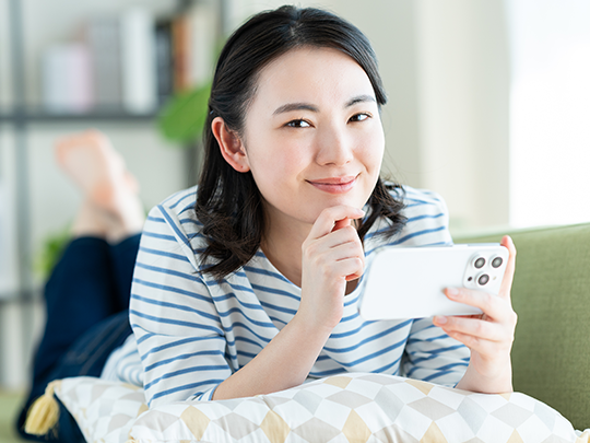 スマホを持つ女性